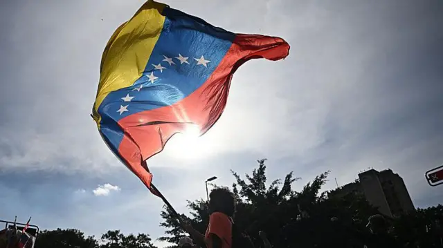 Terremotos en Venezuela causan emergencia nacional con daños en viviendas y labores de rescate tras fuertes sismos.